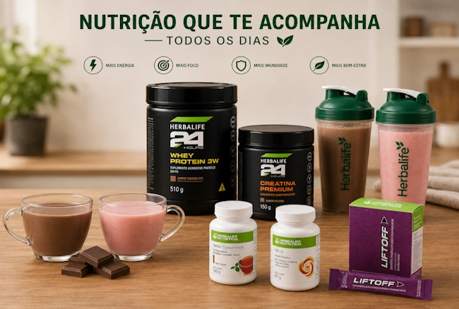 Mesa diversificada com chás funcionais Herbalife, potes de Whey 3W, Creatina e coqueteleiras preparadas