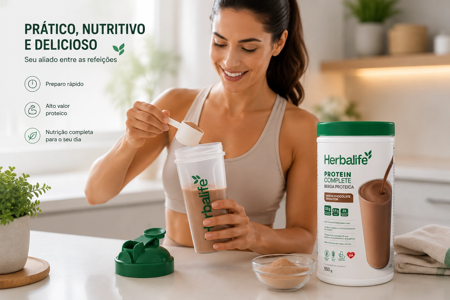 Pessoa preparando o Protein Complete Herbalife sabor chocolate em uma shakeira rápida para consumir entre as refeições