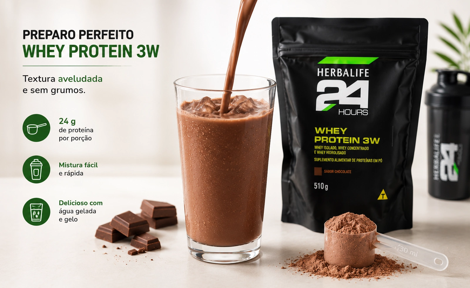 Preparo do Herbalife Whey Protein 3W Chocolate em copo de vidro com pedras de gelo demonstrando textura aveludada sem grumos