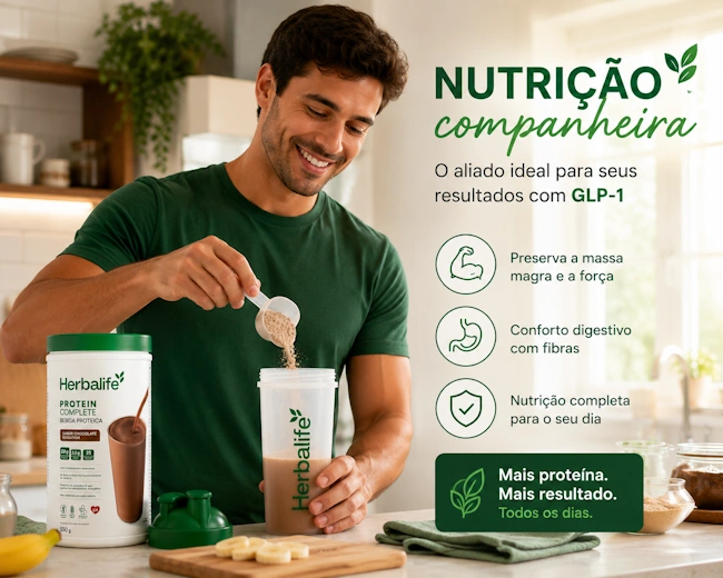 Pessoa sorridente preparando um shake proteico na cozinha com foco em nutrição companheira.